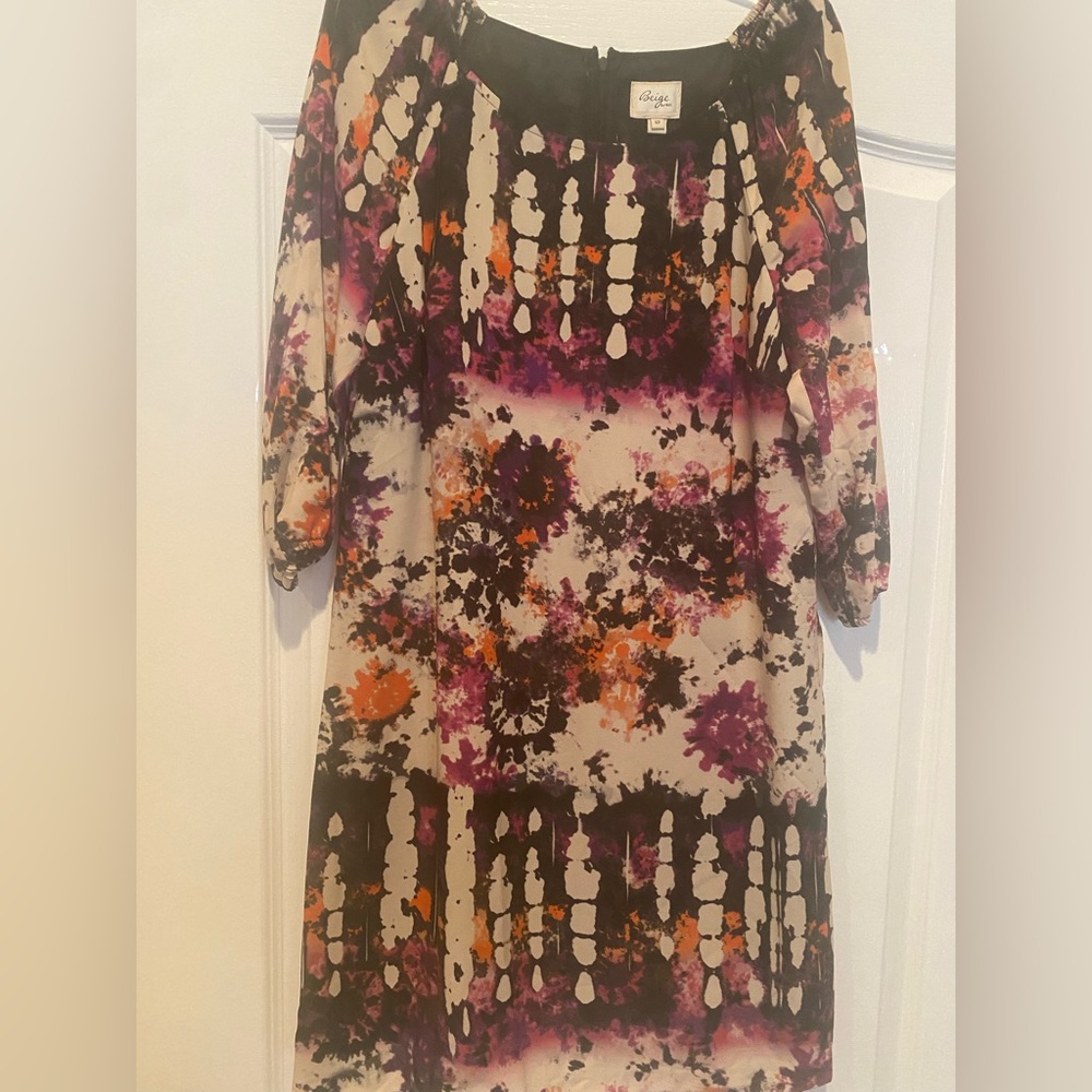 MIDI shift dress with scoop neck and slightly proofed elastic sleeves.